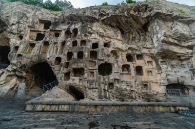 Batı tepesindeki kireçtaşı kayalıklarındaki mağaralar. Longmen Grottoes Luoyang, Henan bölgesi, Çin