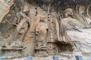 Vairocana Buddha, keşişler ve Bodhisattvas 'tan yapılmış büyük bir heykel. Luoyang 'ın ana mağarası (Fengxiangsi Mağarası). Henan Eyaleti, Çin 