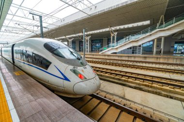 Lokomotif tren istasyonuna yaklaşıyor. Çin mermisi gibi hızlı bir tren. Chengdu şehri, Çin   