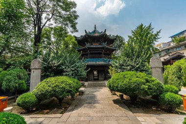 Bahçeleri ve küçük pagodaları olan ana avlu. Xi 'an' ın Xi 'an' daki büyük camii, Shaanxi ili, Çin