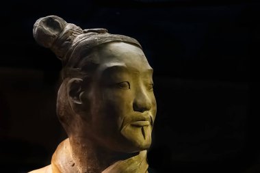 Çin 'in Shaanxi Eyaleti Xi' an 'daki Birinci Qin İmparatorunun Anıtmezarının Terracota savaşçısı lideri.  