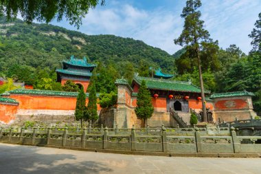 Antik Mor Bulut Sarayı veya Zixiao Sarayı Çin 'in Hubei eyaleti Wudang Dağı' ndaki en iyi korunmuş saraylardan biridir.)