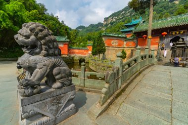 Çin 'in Hubei bölgesindeki Wudang Dağı' ndaki Mor Bulut Sarayı 'nda (Zixiao Sarayı) taştan yapılmış aslan heykeli.