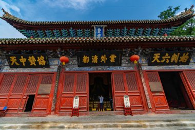 Mor Bulut Tapınağı (Zixiao Sarayı) kırmızı, mor ve mavi renkleri birleştirir. Wudang Dağı, Hubei ili, Çin