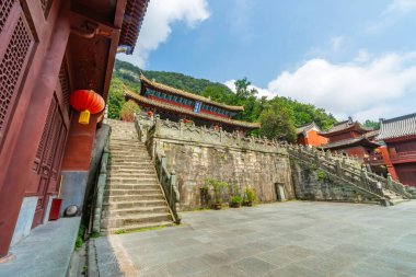 Taichi ve Taoizm 'in doğduğu merkez avlu. Mor Bulut Sarayı 'nın (Zixiao Sarayı) ana meydanı, Wudang Dağı. Hubei ili, Çin (metin: Zixiao Sarayı, Mor Bulut Sarayı)