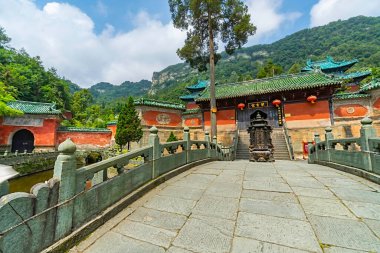 Wudang Shan dağları, Mor Bulut Sarayı 'nın (Zixiao Sarayı) kutsal kompleksinin eski geçidi. Hubei Bölgesi, Çin