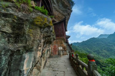 Nanyan Sarayı (South Rock Palace) ilk olarak Yuan Hanedanlığı 'nda inşa edildi. Wudang Dağı, Hubei ili, Çin