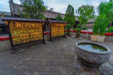 Adaklar ve dilekler için tahtadan tahtalar olan bir avlu. Pingyao Konfüçyüs Tapınağı, Pingyao Antik Şehir, Shanxi, Çin