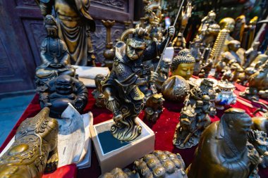 Hanuman 'ın bronz heykeli hediyelik eşya ve antika dükkanının vitrininde. Pingyao Antik Şehir, Shanxi Bölgesi, Çin