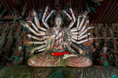 24 kollu eski bir Budist tanrıça figürü. Shuanglin Tapınağı 'ndaki (ya da Zhongdu Tapınağı' ndaki) odundan yapılmış sunak heykeli, Pingyao Eski Şehir, Shanxi, Çin 