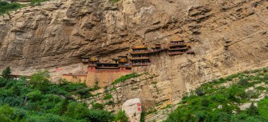 Uçurumun kenarındaki Çin tapınağı. Xuankong Asma Manastırı, Datong Shanxi, Çin (kırmızı metin: Xuankong Manastırı)