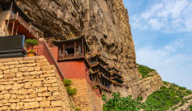 Kuzey Wei Hanedanı tarafından yapılan ünlü Çin asılmalı manastır. Çin 'in Datong kenti yakınlarındaki Shanxi ilindeki Xuankong Tapınağı - 08 / 13 / 18