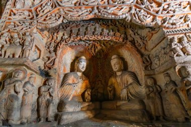 Budist Mağaraları Sanat Hazine Evleri. Yüzlerce eski renkli Buda ve keşiş heykelinin bulunduğu oyuklarda boyanmış mağaralar. Yungang Grottoes, Datong, Shanxi Eyaleti, Çin