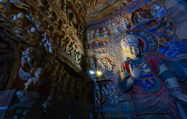 Eski Buda heykelleri ve mağaranın içine oyulmuş Çin tanrıçaları. Datong yakınlarındaki Yungang Grottoes, Shanxi Eyaleti, Çin