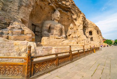 Bir dağa oyulmuş antik dev Buda heykelleri. Datong yakınlarındaki Yungang Grottoes, Shanxi bölgesi, Çin.