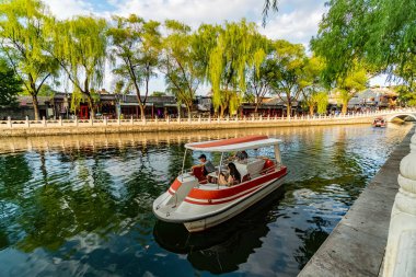 Birbirine aşık çift tekne gezintisiyle rahatlıyor. Pekin Parkı, Pekin Çin 