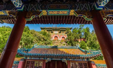 Tepedeki Çin Pavyonu. Pekin, Çin 'de arka planı göl olan Yaz Sarayı