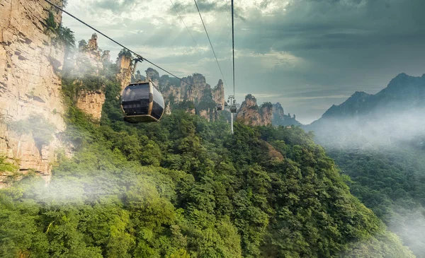Wulingyuan 'ı Tianzi Dağı, Zhangjiajie Ulusal Parkı, Çin' e bağlayan teleferik.