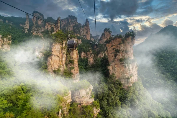 Yuanjiajie Sahne Bölgesi, Zhangjiajie Ulusal Parkı, Çin 'deki Tianzi Dağı ve Sarı Taş Kalesi' nden geçen kablo hattı (Huangshi Zhai)