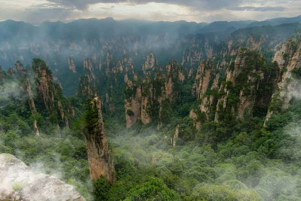 Yuanjiajie Sahne Bölgesi, Zhangjiajie Ulusal Parkı, Çin 'deki Sarı Taş Kalesi' ndeki sisli panorama (Huangshi Zhai)
