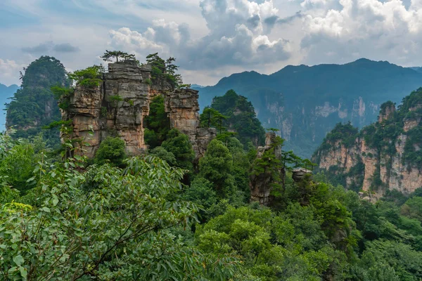 Gerçeküstü Kaya Oluşumlarının Dağ Manzarası Çin Deki Zhangjiajie Ulusal Parkı — Stok fotoğraf