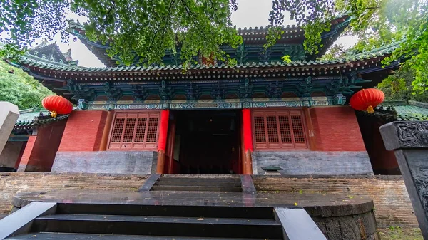 Shaolin Manastırı 'nın ana girişi. Orta Çin 'de keşişlerin wushu okuduğu bir Budist kompleksi. Songshan Dağı, Henan ili, Çin