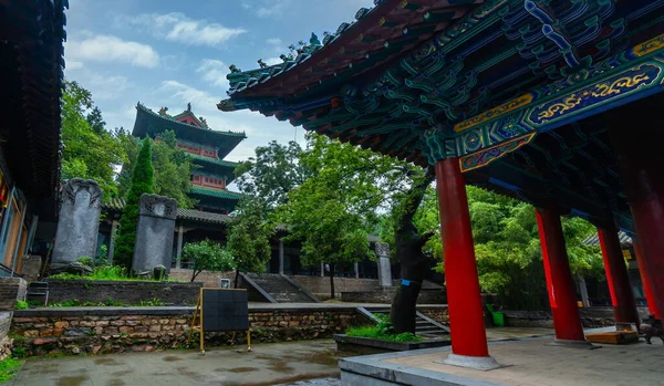 Pagoda, Shaolin Manastırı 'nın ana avlusunda. Orta Çin 'de keşişlerin wushu okuduğu bir Budist kompleksi. Songshan Dağı, Henan ili, Çin