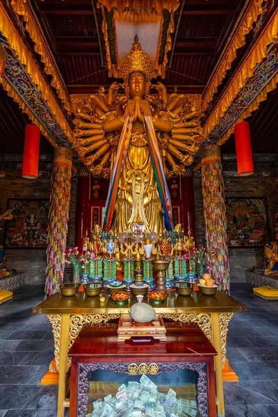 Avalokiteshvara veya Guanyin 'in sunak heykeli. Guang Lama Tapınağı 'nda (ayrıca Tibet Guang Ren Si) ayakta duran çok kollu bir Buda. Xi 'an antik şehri, Shaanxi, Çin