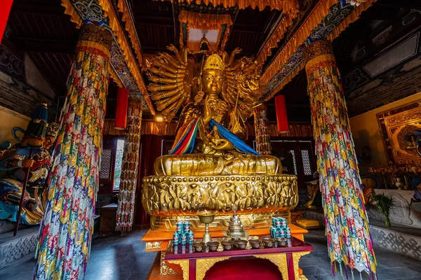 Altar Statue Avalokiteshvara Chinese Guanyin Multi Armed Bodhisattva Seated Buddha — Stock Photo, Image