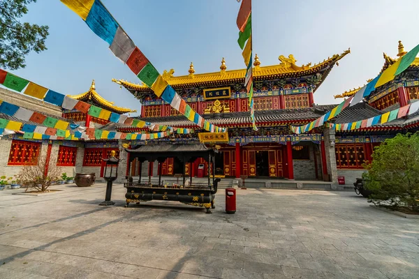在关寺 也是西藏关仁寺 小彩旗覆盖了关寺的主庭院 中国西安古城城堡区内部 光拉寺 — 图库照片