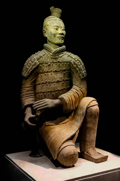 Çin 'in Şanksi Eyaleti Xi' an 'daki Birinci Qin İmparatorunun anıtmezarında diz çökmüş Terracota savaşçısı. 