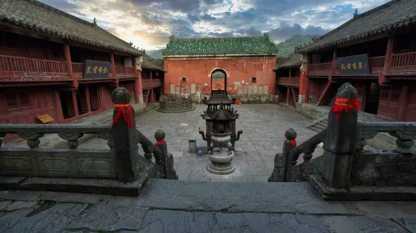 Wudang Dağı 'nın Aslan Tepesi, Wudang, Hubei, Çin' de bulunan ünlü kutsal Taizi Po Tapınağı 'nın (Fuzheng Guan) ana avlusu.