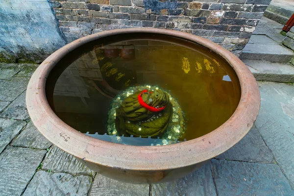 Огромный Горшок Головой Дракона Китайцы Бросают Монеты Помолиться Taizi Comple — стоковое фото