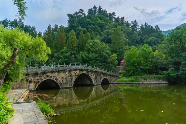 Viejo Puente Piedra Para Cruzar Lago Verde Cerca Palacio Nube — Foto de Stock