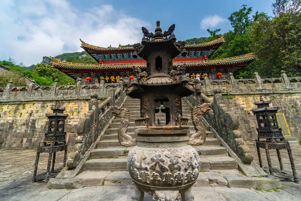 Çin 'in Hubei bölgesindeki Wudang Dağı' ndaki Mor Bulut Sarayı 'nın (Zixiao Sarayı) ana binasıyla tütsü yakmak için kullanılan antik bir kabin.