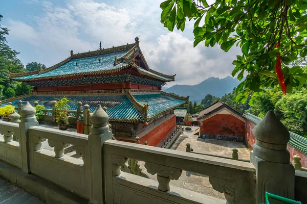 Çin 'in Hubei bölgesindeki Wudang Dağı' ndaki eski ve kutsal bir taoist tapınak olan Mor Bulut Sarayı 'nın (Zixiao Sarayı) arka tarafından bulutlu bir günde panoramik bir manzara.