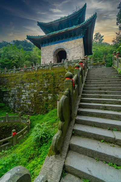 Gün batımı, eski Çin gözetleme kulesine çıkan taş merdivenin önünde. Nanyan Sarayı (South Rock Palace) yakınlarındaki giriş kulesi. Wudang Dağı, Hubei ili, Çin