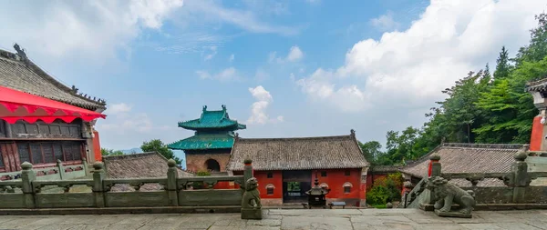 Nanyan Sarayı (South Rock Palace) Wudang Dağı 'nın mimarisi ve manzarasının birleştirildiği en güzel yerdir. Hubei Bölgesi, Çin