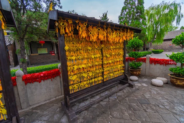 Adaklar ve dilekler için sarı tahta levhalar. Pingyao Konfüçyüs Tapınağı, Pingyao Antik Şehir, Shanxi, Çin