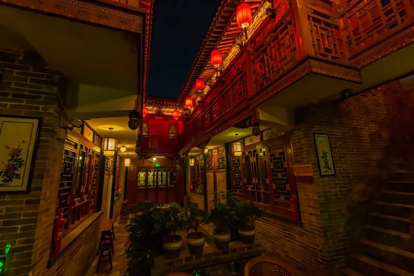 中国传统风格的老房子的夜景 典型的阳台和中国灯笼 山西平遥古城 — 图库照片