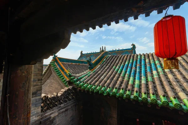 典型的な中国の赤い提灯は 学生の僧侶が住んでいた古い家の屋根を見下ろす 神富寺 チェン黄寺 平遥古代都市 山西省 — ストック写真