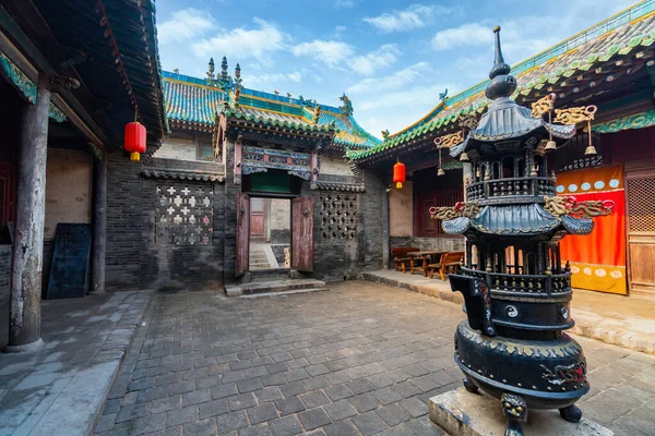 僧人在此学习并在火药桶上烧香 山西平遥古城财神寺 成黄寺 — 图库照片