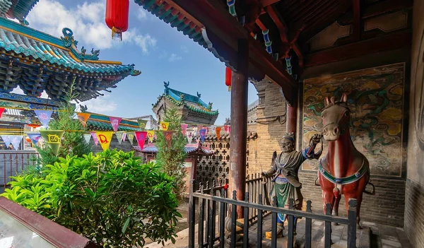 Binalar, putperestler, avlular ve Servet Tapınağı 'ndaki (Cheng Huang Tapınağı) savaşçıları koruyan figürler, Pingyao Antik Şehri, Shanxi Bölgesi, Çin