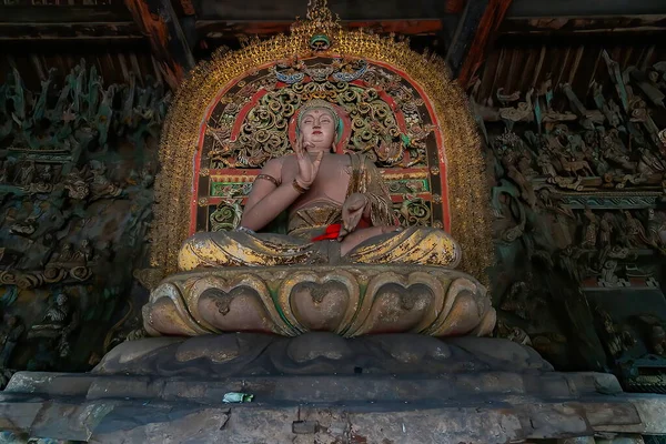 Tahtaya oyulmuş detaylar kazınmış eski bir Buda heykeli. Shuanglin Tapınağı 'nda (veya Zhongdu Tapınağı) bulunan sunak figürü, Pingyao Eski Şehir, Shanxi, Çin
