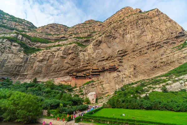 Uçurumun kenarındaki Çin tapınağı. Xuankong Asma Manastırı, Datong Shanxi, Çin (kırmızı metin: Xuankong Manastırı)