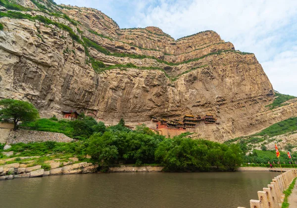 Çin 'in Shanxi eyaletinin Heng Dağı' ndaki Xuankong Manastırı 'nın (Çin Asma Tapınağı) manzara manzarası.. 