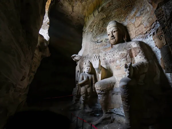 Statue Bouddha Assise Dans Une Grotte Rayon Soleil Illumine Intérieur — Photo