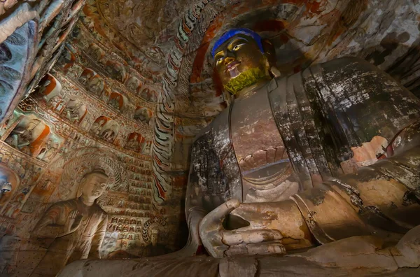 Yungang Grottoes 'un antik Buda heykellerini boyamış. Datong, Shanxi Eyaleti, Çin 'de 