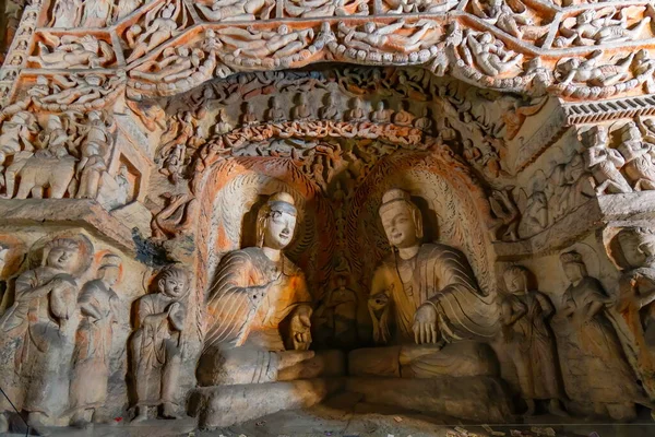Budist Mağaraları Sanat Hazine Evleri. Yüzlerce eski renkli Buda ve keşiş heykelinin bulunduğu oyuklarda boyanmış mağaralar. Yungang Grottoes, Datong, Shanxi Eyaleti, Çin