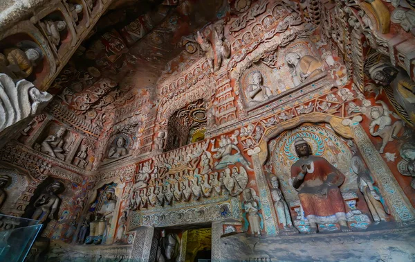 Duvarlarında ve tavanlarında heykeller ve heykeller olan Budist mağaraları. Datong yakınlarındaki Yungang Grottoes, Shanxi Eyaleti, Çin